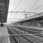 839077 Gezicht op de perrons van het N.S.-station Venlo te Venlo.